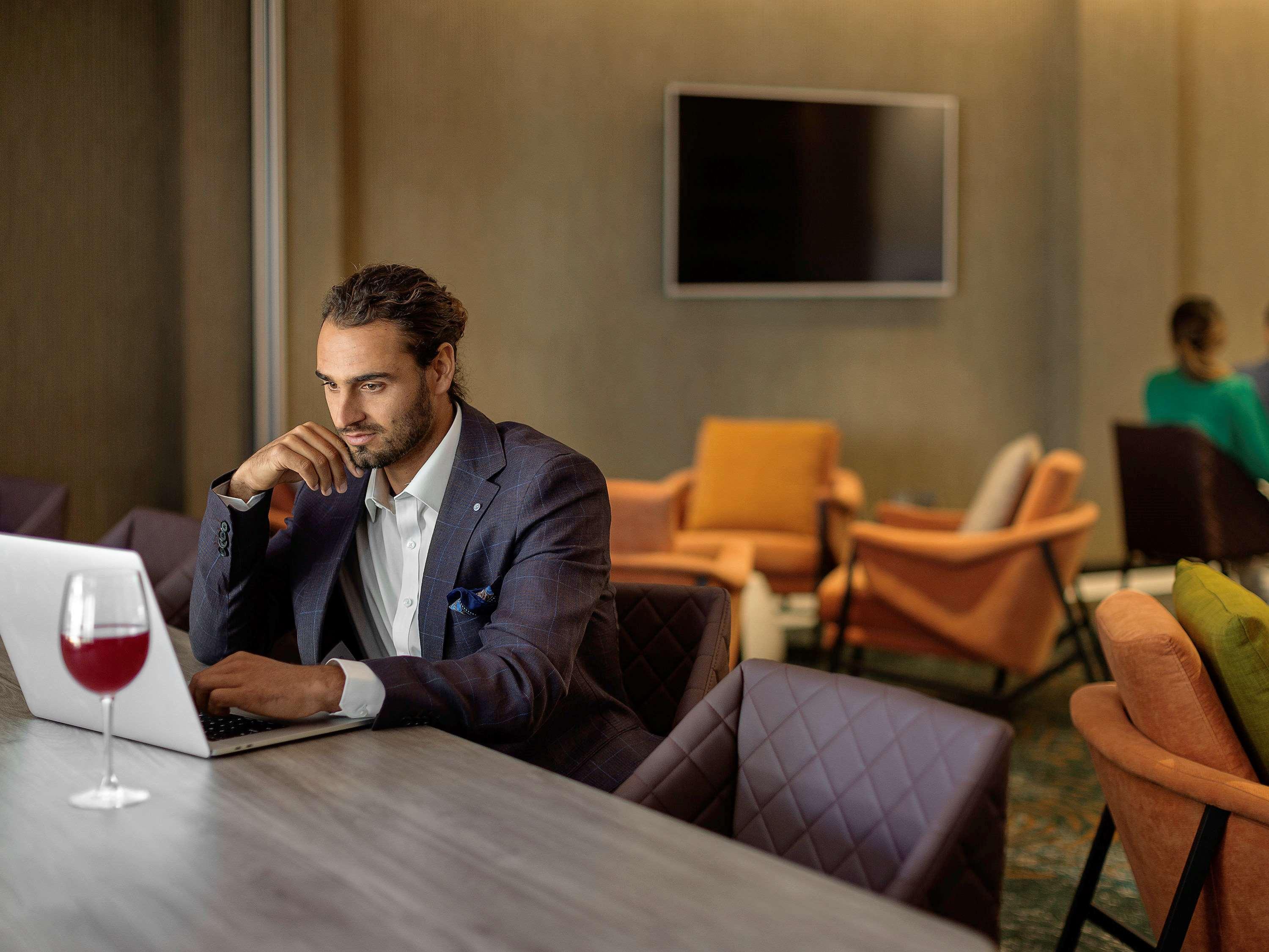 מלון Pullman רוטורואה מראה חיצוני תמונה A man working on a laptop