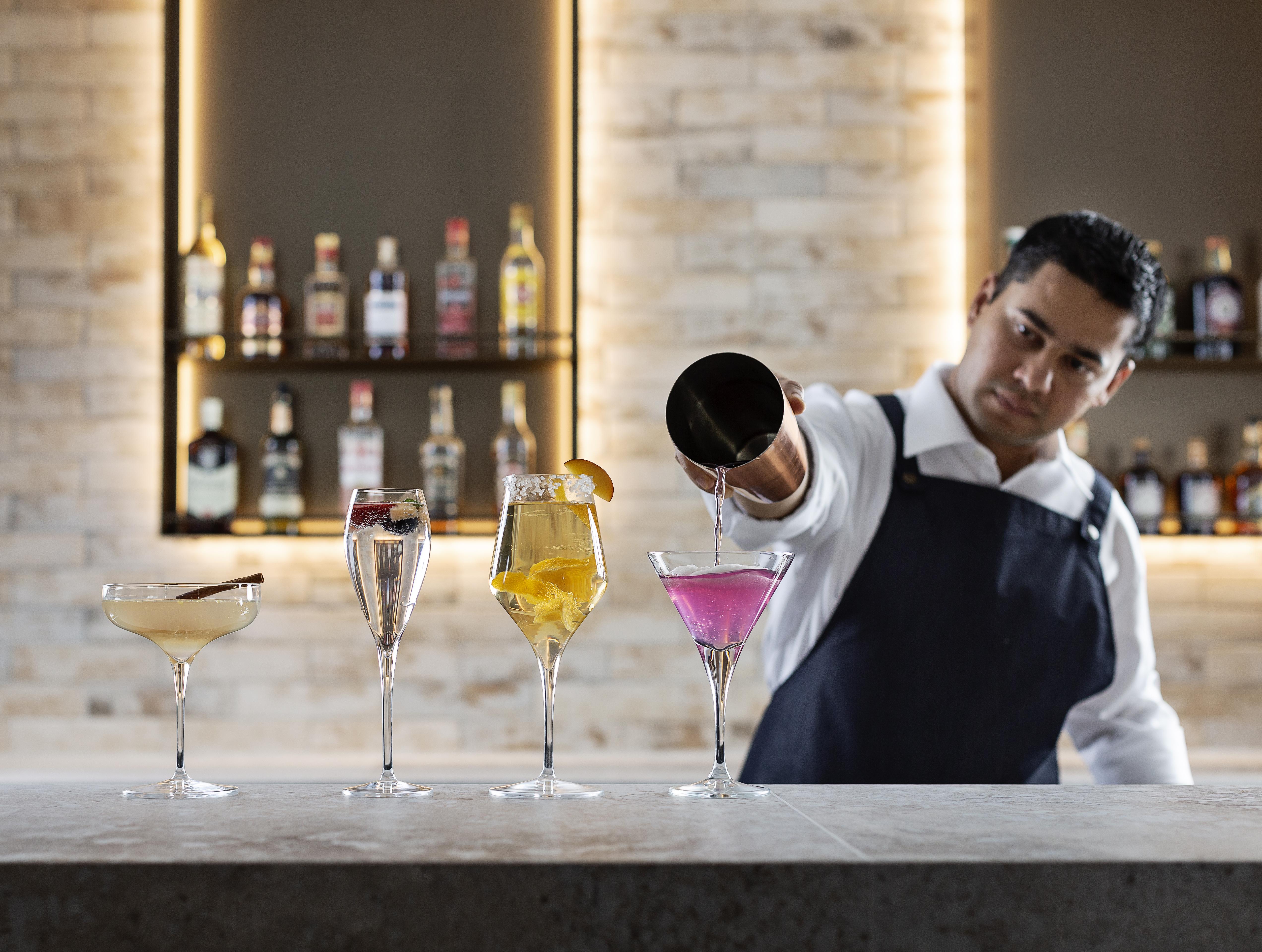 מלון Pullman רוטורואה מראה חיצוני תמונה A bartender at work